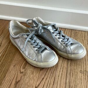 Women’s silver metallic vejas, size 7